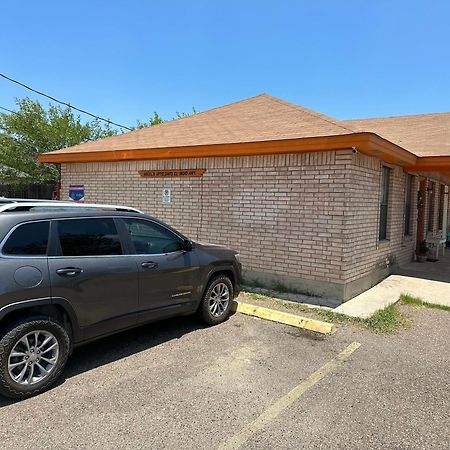 Chic & Cozy 2 Bedroom - 1 Bathroom - Rated Best Eagle Pass Exterior photo