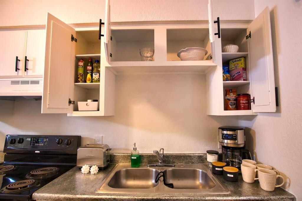 Chic & Cozy 2 Bedroom - 1 Bathroom - Rated Best Eagle Pass Exterior photo