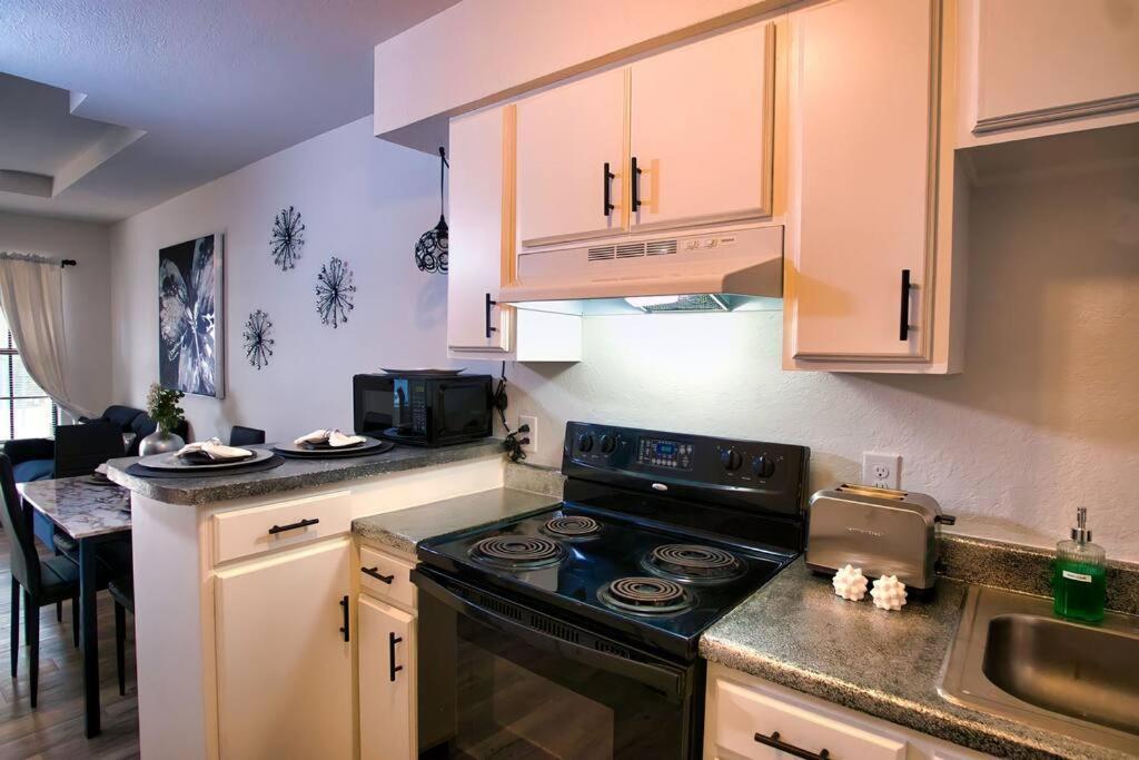 Chic & Cozy 2 Bedroom - 1 Bathroom - Rated Best Eagle Pass Exterior photo