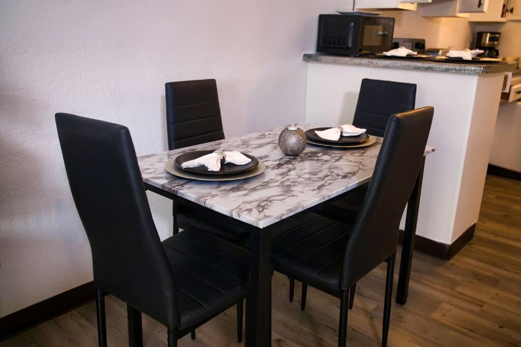 Chic & Cozy 2 Bedroom - 1 Bathroom - Rated Best Eagle Pass Exterior photo