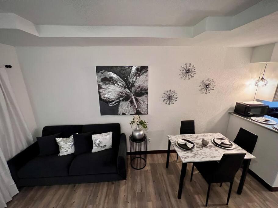 Chic & Cozy 2 Bedroom - 1 Bathroom - Rated Best Eagle Pass Exterior photo