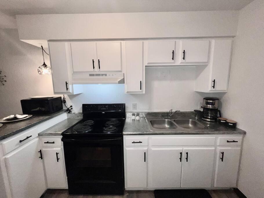 Chic & Cozy 2 Bedroom - 1 Bathroom - Rated Best Eagle Pass Exterior photo