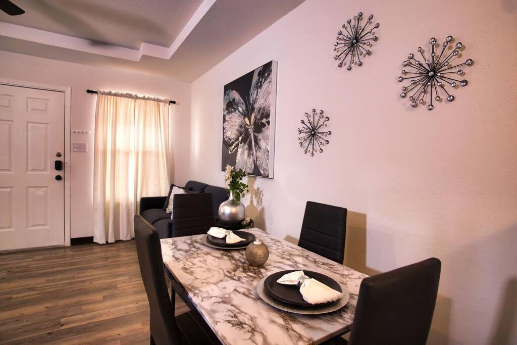 Chic & Cozy 2 Bedroom - 1 Bathroom - Rated Best Eagle Pass Exterior photo