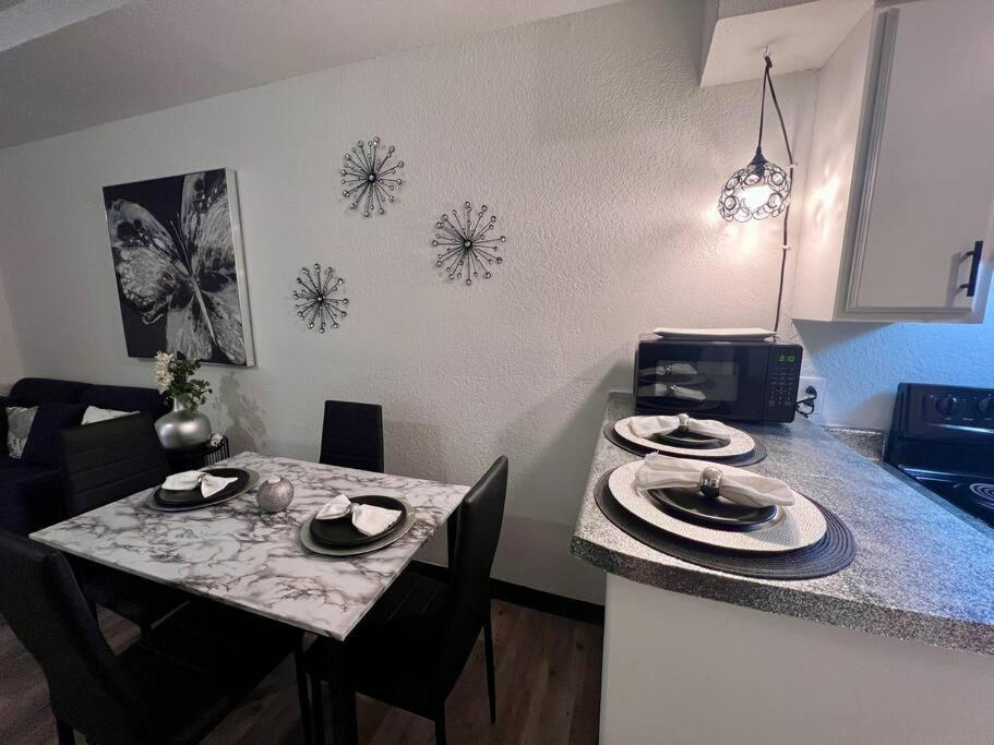 Chic & Cozy 2 Bedroom - 1 Bathroom - Rated Best Eagle Pass Exterior photo
